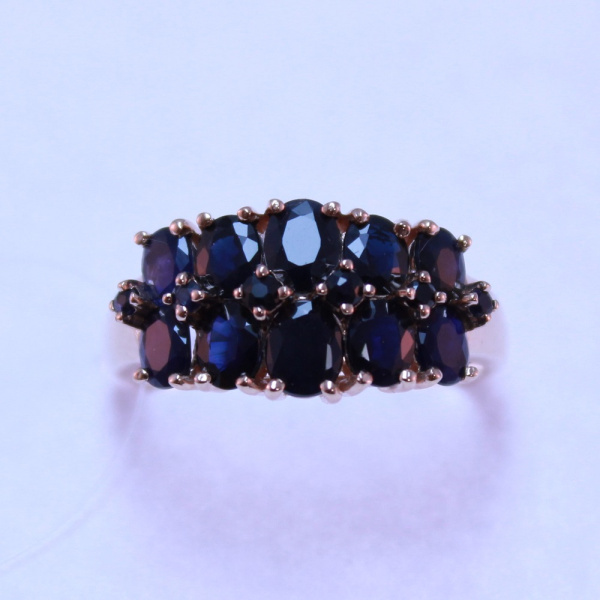 Кольцо из красного золота с сапфирами